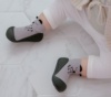 Attipas calzado respetuoso para gateo y primeros pasos ideal para guarderias color gris y negro muy comodos - Ítem1