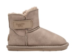 Botas niña Conguitos barefoot tipo australiana color marron light taupe de caña baja acabado efecto ante y forro interior de pelo australianas barefoot de Conguitos diseño Goflex combina una puntera ancha una suela flexible y cierre de tira adherente