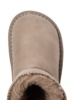 Botas niña Conguitos barefoot tipo australiana color marron light taupe de caña baja acabado efecto ante y forro interior de pelo australianas barefoot de Conguitos diseño Goflex combina una puntera ancha una suela flexible y cierre de tira adherente - Ítem1