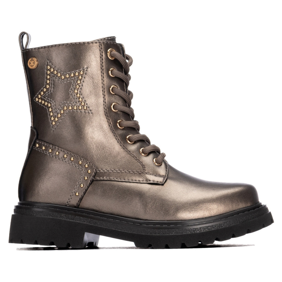 Botas niña Xti color bronce con estrella de tachuelas en el lateral con certificado vegano y cierre de cremallera lateral y cordones suela de goma antideslizante tecnologia comfort tech y memory foam pro de Xti the urban brand muy comodas y trending