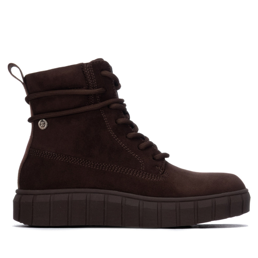 Botas niña Xti color marron oscuro botines de la marca Xti The Urban Brand con cierre de cremallera lateral y cordones con certificado vegano y tecnologia confort tech y memory foam ideales para este invierno muy comodas calentitas y trending by Xti