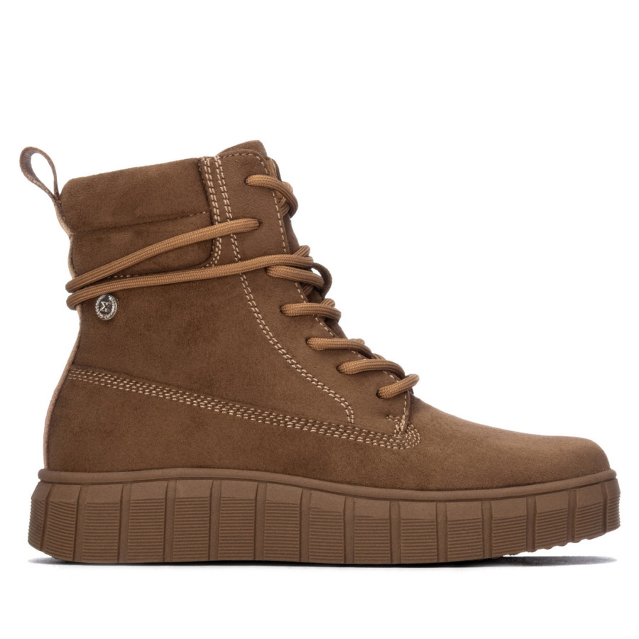 Botas niña Xti color marron taupe botines de la marca Xti The Urban Brand con cierre de cremallera lateral y cordones con certificado vegano y tecnologia confort tech y memory foam ideales para este invierno muy comodas calentitas y trending by Xti