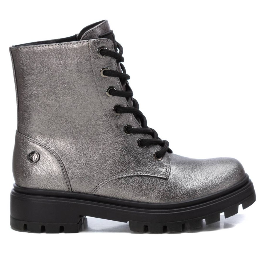 Botas niña Xti color plomo con certificado vegano con cierre de cremallera lateral y cordones suela de goma antideslizante tecnologia comfort tech y memory foam pro de Xti the urban brand muy comodas y trending