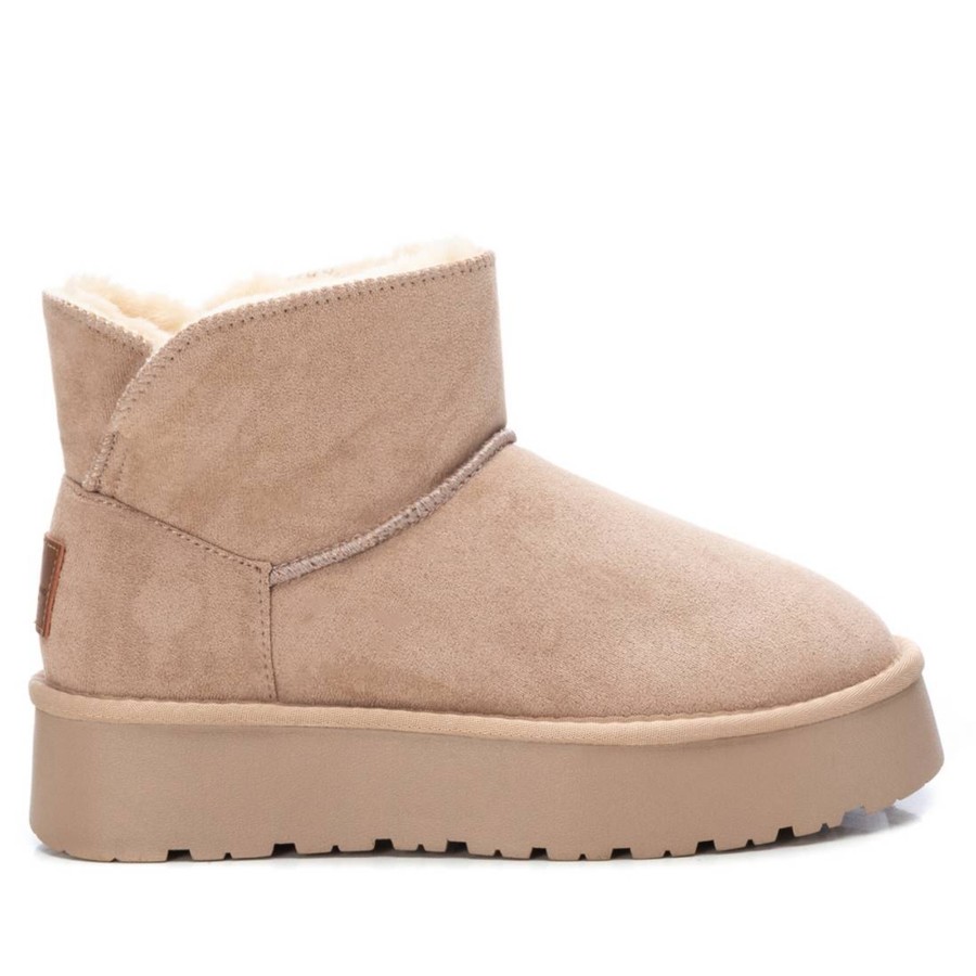 Botas niña y mujer de la marca Xti tipo australiana de caña baja color beige forrada de pelo en su interior botas australianas Xti the urban brand con certificado vegano muy comodas calentitas y trending con tecnologia Comfort Tech y Memory Foam