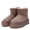Botas niña y mujer de la marca Xti tipo australiana de caña baja color gris taupe forrada de pelo en su interior botas australianas Xti the urban brand con certificado vegano muy comodas calentitas y trending con tecnologia Comfort Tech y Memory Foam - Ítem3