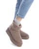 Botas niña y mujer de la marca Xti tipo australiana de caña baja color gris taupe forrada de pelo en su interior botas australianas Xti the urban brand con certificado vegano muy comodas calentitas y trending con tecnologia Comfort Tech y Memory Foam - Ítem4