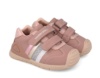 Zapatillas urban casual niña Biomecanics color Kiss rosa con tiras en oro y plata de piel sauvage calzado respetuoso con el desarrollo natural del pie para gateo y primeros pasos cierre de doble tira adherente y tecnologia always dry by Biomecanics - Ítem1