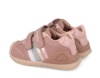Zapatillas urban casual niña Biomecanics color Kiss rosa con tiras en oro y plata de piel sauvage calzado respetuoso con el desarrollo natural del pie para gateo y primeros pasos cierre de doble tira adherente y tecnologia always dry by Biomecanics - Ítem4