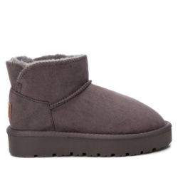 Botin niña de la marca Xti tipo australiana de caña baja color gris forrada de pelo en su interior australianas Xti the urban brand con certificado vegano muy comodas y calentitas