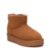 Botin niña de la marca Xti tipo australiana de caña baja con forrada de pelo en su interior australianas Xti the urban brand con certificado vegano muy comodas y calentitas - Ítem3