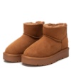 Botin niña de la marca Xti tipo australiana de caña baja con forrada de pelo en su interior australianas Xti the urban brand con certificado vegano muy comodas y calentitas - Ítem1