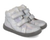 Botines niña Biomecanics barefoot de piel serraje laminado grigio color gris plata con borregito preciosas botitas de Biomecanics calzado respetuoso con cierre de tira adherente zapato casual muy comodos - Ítem1