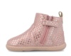 Botines niña Garvalin barefoot en color rosa petalo con estrellas en plata botin tipo chelsea de piel con cierre de cremallera lateral y elastico dorado en otro lateral calzado respetuoso de Garvalin Soft and Fun muy comodos y flexibles by Garvalin - Ítem4