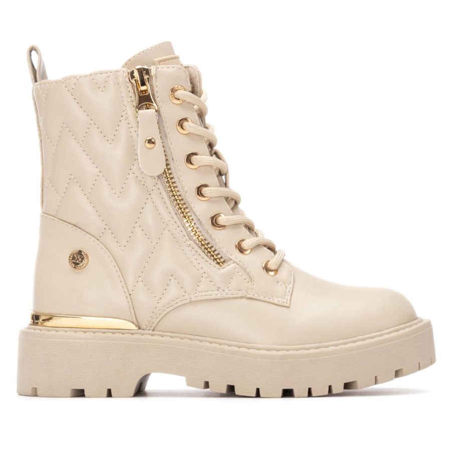 Botines niña Xti color beig con adornos oro espejo y lateral acolchado con certificado vegano y cierre de cremallera lateral y cordones y otra cremallera de adorno tecnologia comfort tech y memory foam pro de Xti the urban brand muy comodas