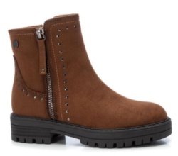 Botines niña Xti color camel con certificado vegano con cierre de cremallera lateral y otra decorativa suela de goma antideslizante tecnologia comfort tech y memory foam pro de Xti the urban brand muy comodas