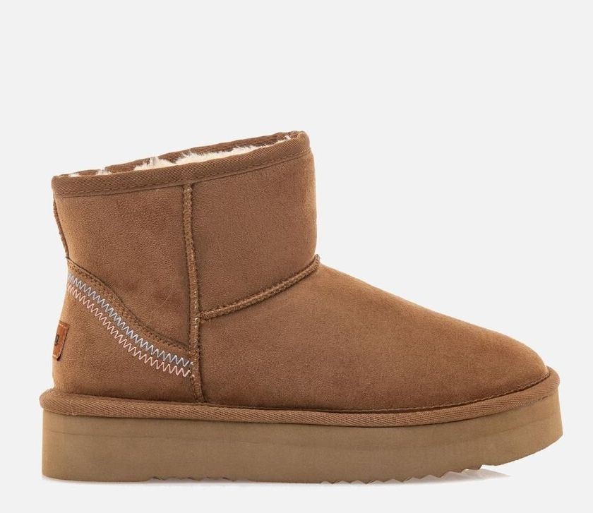 Botines niña de la marca Mustang color nuez cuero tipo australiana de caña baja forrada de pelo en su interior australianas Mustang color camel muy comodas y calentitas