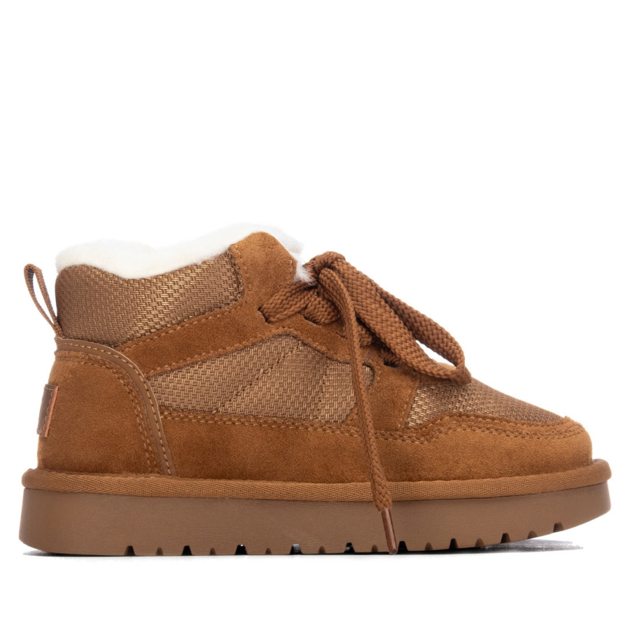 Botines niña de la marca Xti de antelina de caña baja color marron camel forrada de pelo parte de su interior con cierre de cordones botas Xti the urban brand con certificado vegano muy comodas y calentitas con tecnologia comfort tech y memory foam