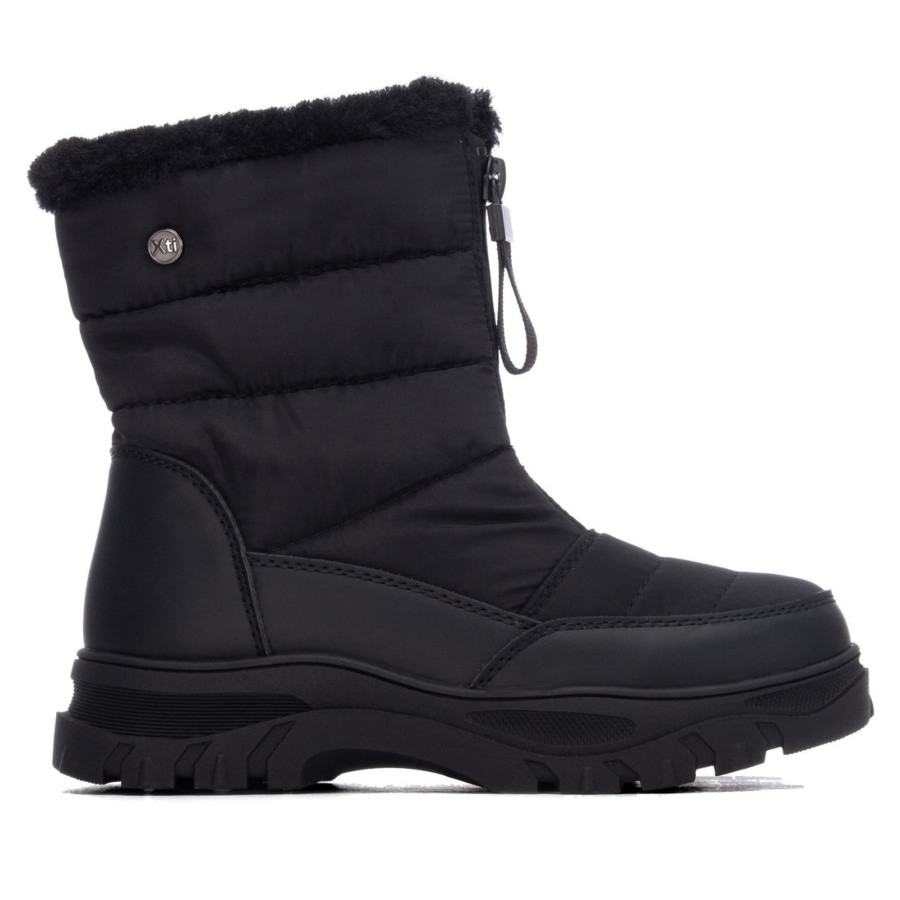 Botines niña de la marca Xti en textil color negro con cierre de cremallera delantera con forro aterciopelado interior que la hace muy calida botas Xti the urban brand con certificado vegano muy comodas con tecnologia Comfort Tech y Memory Foam