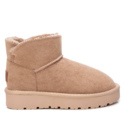 Botines niña de la marca Xti tipo australiana de caña baja color beig forrada de pelo en su interior botas australianas Xti the urban brand con certificado vegano muy comodas y calentitas muy trending