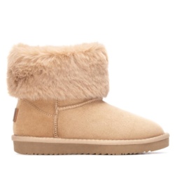 Botines niña de la marca Xti tipo australiana de caña baja color beig forrada de pelo en su interior botas australianas Xti the urban brand con certificado vegano muy comodas y calentitas muy trending esta temporada by Xti la marca de tendencia