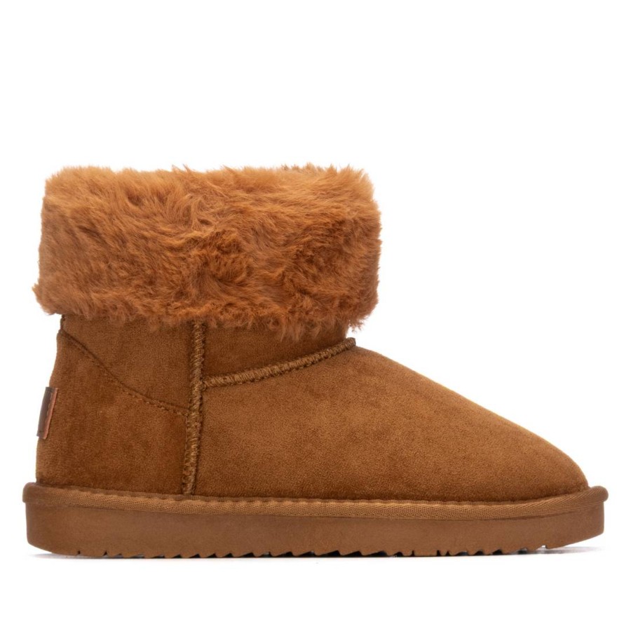 Botines niña de la marca Xti tipo australiana de caña baja color marron camel forrada de pelo en su interior botas australianas Xti the urban brand con certificado vegano muy comodas y calentitas muy trending esta temporada by Xti marca de tendencia