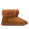 Botines niña de la marca Xti tipo australiana de caña baja color marron camel forrada de pelo en su interior botas australianas Xti the urban brand con certificado vegano muy comodas y calentitas muy trending esta temporada by Xti marca de tendencia - Ítem1