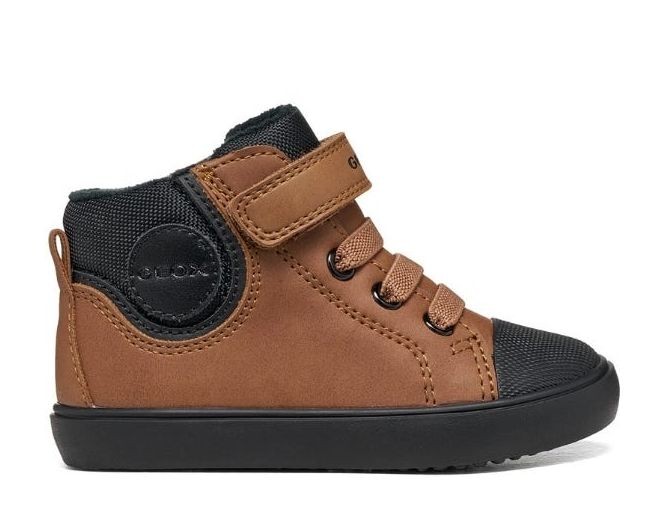 Botines niño Geox Gisli baby boy color marron y negro botin Geox respira muy comodos y calentitos afelpados por dentro con suela de membrana transpirable e impermeable con cierre de tira adherente y elasticos un top ventas by Geox