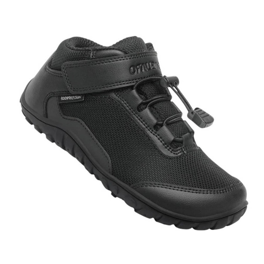 Botines niño Saguaro modelo Bave I zapatillas barefoot tipo botin color negro waterproof resistentes al agua sneakers bota de calzado respetuoso de la marca Saguaro con cierre de tira adherente y elasticos muy comodos y flexibles