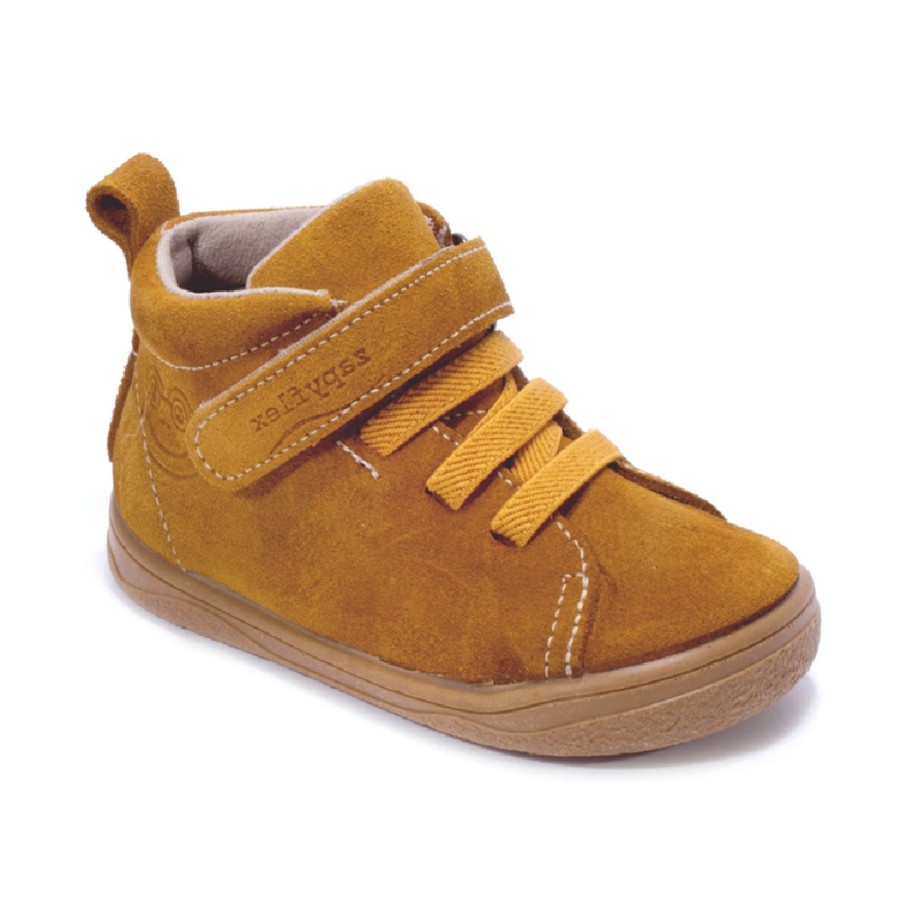 Botines niño Zapy barefoot modelo Bolonia color ocre fabricadas en piel serraje botitas unisex gama Zapyflex de calzado respetuoso natural steps con cierre de tira adherente y elasticos muy comodas y flexibles made in Spain