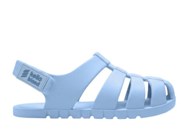 Cangrejeras niño barefoot de la marca Hello Bland modelo Simba color azul cielo las sandalias respetuosas de Hello Bland mas buscadas made in Spain para playa o piscina con cierre de tira adherente ideales este verano muy trending