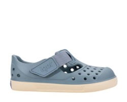 Cangrejeras niño barefoot de la marca Igor modelo Malibu color azul oceano las cangrejeras respetuosas de Igor made in Spain para playa o piscina con cierre de tira adherente muy trending y muy ligeras ideales para este verano