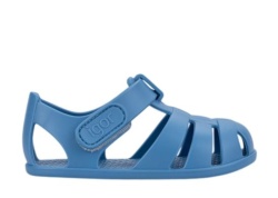 Cangrejeras niño barefoot de la marca Igor modelo Nemo Solid color azul las sandalias respetuosas de Igor made in Spain para playa o piscina con cierre de tira adherente ideales para este verano