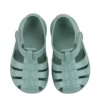 Cangrejeras niño barefoot de la marca Igor modelo Nemo Solid color verde matcha las sandalias respetuosas de Igor made in Spain para playa o piscina con cierre de tira adherente ideales para este verano - Ítem1