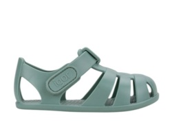 Cangrejeras niño barefoot de la marca Igor modelo Nemo Solid color verde matcha las sandalias respetuosas de Igor made in Spain para playa o piscina con cierre de tira adherente ideales para este verano