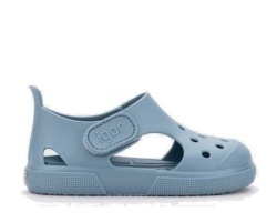 Cangrejeras niño de la marca Igor modelo Surfi color azul oceano sandalias Igor con cierre de tira adherente made in Spain con plantilla extraible confort muy comodas para playa y piscina