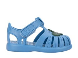 Cangrejeras niño de la marca Igor modelo Tobby Croco color azul con cocodrilo verde sandalias Igor con cierre de tira adherente made in Spain muy comodas para playa y piscina muy divertidas e ideales para este verano