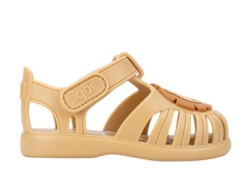 Cangrejeras niño de la marca Igor modelo Tobby Leon color amarillo dijon sandalias Igor con cierre de tira adherente made in Spain muy comodas para playa y piscina muy divertidas e ideales para este verano