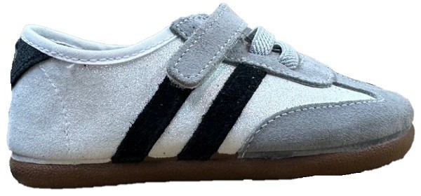 Deportivos niña Batilas barefoot color blanc0 satinado de piel serraje saba con dos tiras negras sneakers de la marca Batilas calzado respetuoso fabricado en España con cierre de tira adherente y elasticos muy comodas y flexibles tendencia temporada
