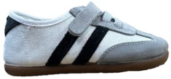 Deportivos niña Batilas barefoot color blanc0 satinado de piel serraje saba con dos tiras negras sneakers de la marca Batilas calzado respetuoso fabricado en España con cierre de tira adherente y elasticos muy comodas y flexibles tendencia temporada