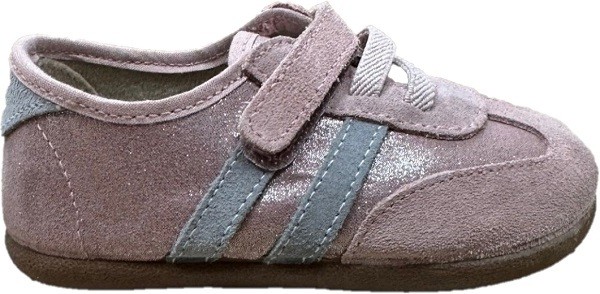 Deportivos niña Batilas barefoot color rosa satinado de piel serraje saba con dos tiras grises sneakers de la marca Batilas calzado respetuoso fabricado en España con cierre de tira adherente y elasticos muy comodas y flexibles tendencia temporada