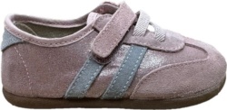 Deportivos niña Batilas barefoot color rosa satinado de piel serraje saba con dos tiras grises sneakers de la marca Batilas calzado respetuoso fabricado en España con cierre de tira adherente y elasticos muy comodas y flexibles tendencia temporada