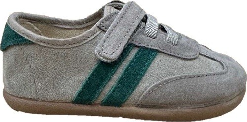 Deportivos niño Batilas barefoot color marron taupe de piel serraje con dos tiras verdes sneakers de la marca Batilas calzado respetuoso fabricado en España con cierre de tira adherente y elasticos muy comodas y flexibles tendencia esta temporada