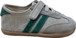 Deportivos niño Batilas barefoot color marron taupe de piel serraje con dos tiras verdes sneakers de la marca Batilas calzado respetuoso fabricado en España con cierre de tira adherente y elasticos muy comodas y flexibles tendencia esta temporada