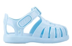 Sandalias niño de la marca Igor modelo Tobby Gloss color azul celeste cangrejeras Igor con cierre de velcro made in Spain muy comodas para playa y piscina - Ítem