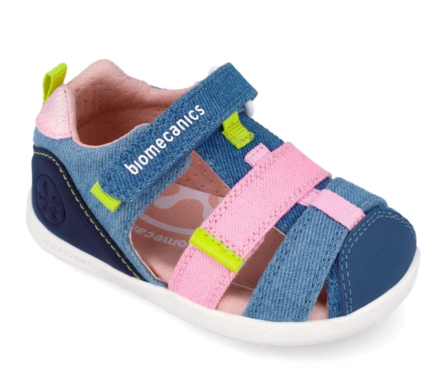 Sandalias niña Biomecanics barefoot color azul jeans y rosa cangrejeras Biomecanics con cierre de tira adherente y puntera reforzada calzado respetuoso de Biomecanics muy comodo y flexible para cualquier uso avalado por el IBV muy trending