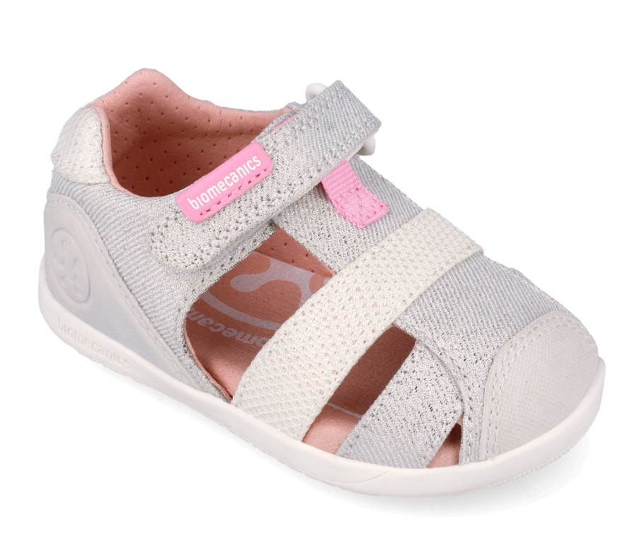 Sandalias niña Biomecanics barefoot color blanc0 plata brillo cangrejeras Biomecanics con cierre de tira adherente y puntera reforzada calzado respetuoso de Biomecanics muy comodo y flexible avalado por el IBV muy trending