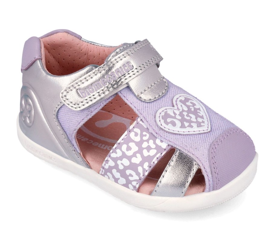 Sandalias niña Biomecanics barefoot color plata y lila con corazon cangrejeras Biomecanics de piel metalcris con cierre de tira adherente y puntera reforzada calzado respetuoso de Biomecanics muy comodo y flexible avalado por el IBV muy trending