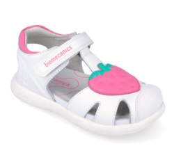 Sandalias niña Biomecanics color blanc0 con fresa fabricadas en piel sandalias muy comodas con cierre de tira adherente de la gama bioevolution perfectas para combinar con cualquir look veraniego muy trending y avaladas por el IBV
