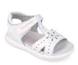 Sandalias niña Biomecanics color blanc0 con picados fabricadas en piel sandalias muy comodas con cierre de tira adherente de la gama bioevolution perfectas para combinar con cualquir look veraniego avaladas por el IBV