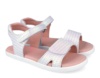 Sandalias niña Garvalin fabricadas en piel serraje color blanc0 y escamas nacaradas con cierre de doble tira adherente para un perfecto ajuste Sandalias de Garvalin muy comodas elegantes y trending ideales para este verano - Ítem3